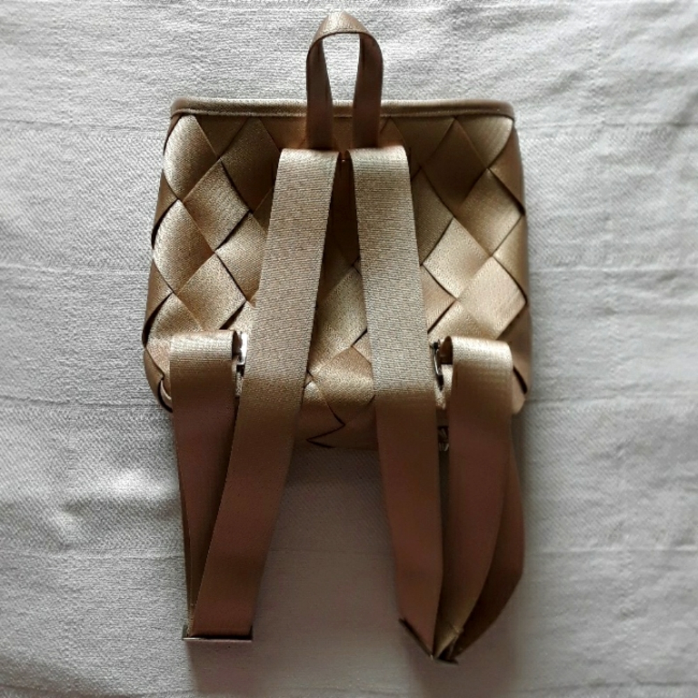 Maggie bag backpack, gold.